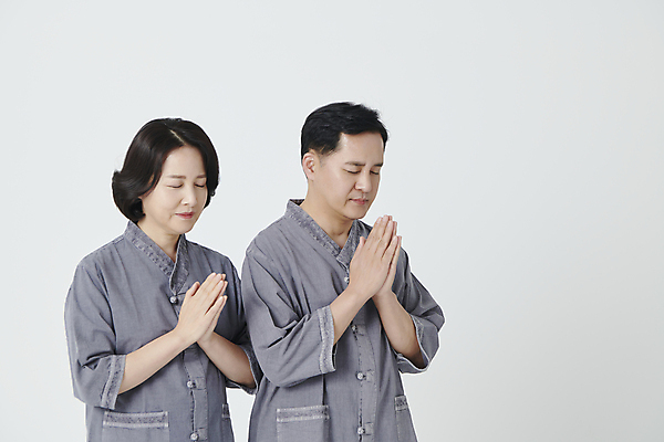 포토 JPG 스튜디오촬영 여자 남자 중년 50대 불교 상반신 두명 옆모습 눈감음 한국인 부처님오신날 합장 생활한복 중년만 국내포토 기념일 종교 뷰포인트 모션 실내 사람 동양인 손짓 성인 한복 성인만 파일형식