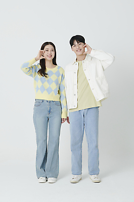 포토 JPG 스튜디오촬영 전신 커플 여자 남자 포즈 미소 20대 성인 두명 앞모습 한국인 연애 성인만 볼하트 국내포토 뷰포인트 관계 실내 표정 사람 동양인 손짓 청년 파일형식