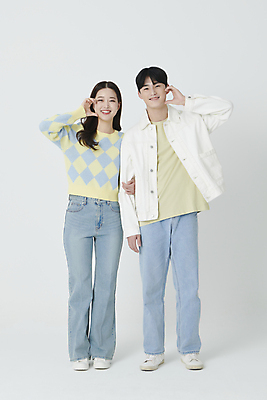 포토 JPG 스튜디오촬영 전신 커플 여자 남자 포즈 미소 20대 성인 두명 앞모습 팔짱 한국인 연애 성인만 볼하트 국내포토 뷰포인트 관계 모션 실내 표정 사람 동양인 손짓 청년 파일형식