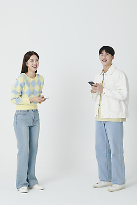포토 JPG 스튜디오촬영 전신 커플 여자 남자 미소 들기 20대 성인 두명 앞모습 옆모습 스마트폰 핸드폰 한국인 연애 성인만 국내포토 뷰포인트 관계 모션 실내 표정 사람 동양인 청년 전자제품 스마트기기 파일형식