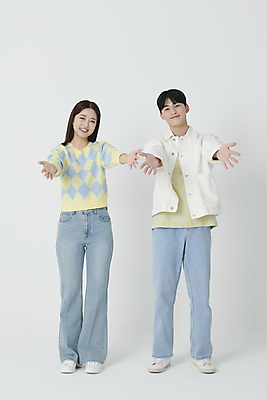 포토 JPG 스튜디오촬영 전신 커플 여자 남자 미소 20대 성인 두명 앞모습 한국인 연애 손뻗기 성인만 국내포토 뷰포인트 관계 모션 실내 표정 사람 동양인 청년 파일형식