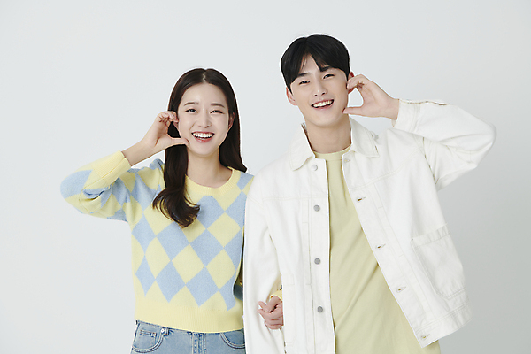 포토 JPG 스튜디오촬영 커플 여자 남자 포즈 미소 상반신 20대 성인 두명 앞모습 팔짱 한국인 연애 성인만 볼하트 국내포토 뷰포인트 관계 모션 실내 표정 사람 동양인 손짓 청년 파일형식