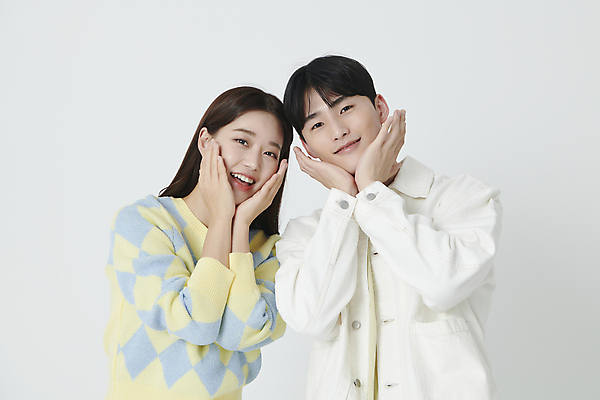 포토 JPG 스튜디오촬영 커플 여자 남자 포즈 미소 상반신 20대 성인 두명 앞모습 한국인 연애 꽃받침 성인만 국내포토 뷰포인트 관계 실내 표정 사람 동양인 손짓 청년 파일형식