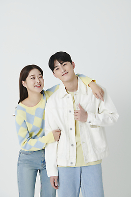 포토 JPG 스튜디오촬영 커플 응시 여자 남자 어깨동무 미소 손짓 상반신 20대 성인 두명 앞모습 팔짱 한국인 연애 따봉 성인만 국내포토 시선 뷰포인트 포즈 관계 모션 실내 표정 사람 동양인 청년 최고 파일형식
