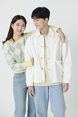 포토 JPG 스튜디오촬영 커플 응시 여자 남자 어깨동무 미소 상반신 20대 성인 두명 앞모습 팔짱 한국인 연애 성인만 국내포토 시선 뷰포인트 포즈 관계 모션 실내 표정 사람 동양인 청년 파일형식