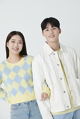 포토 JPG 스튜디오촬영 커플 응시 여자 남자 미소 상반신 20대 성인 두명 앞모습 팔짱 한국인 연애 성인만 국내포토 시선 뷰포인트 관계 모션 실내 표정 사람 동양인 청년 파일형식