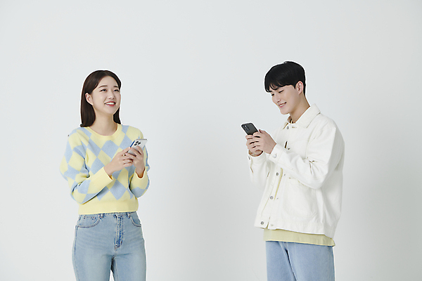 포토 JPG 스튜디오촬영 커플 응시 여자 남자 모바일 미소 들기 상반신 20대 성인 두명 앞모습 옆모습 스마트폰 핸드폰 한국인 연애 온라인 성인만 국내포토 시선 뷰포인트 관계 모션 실내 표정 사람 동양인 청년 전자제품 스마트기기 파일형식