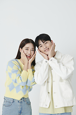 포토 JPG 스튜디오촬영 커플 응시 여자 남자 미소 상반신 20대 성인 두명 앞모습 한국인 연애 꽃받침 성인만 국내포토 시선 뷰포인트 관계 실내 표정 사람 동양인 손짓 청년 파일형식