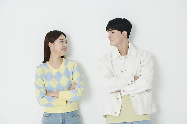 포토 JPG 스튜디오촬영 커플 여자 남자 미소 상반신 20대 성인 두명 앞모습 마주보기 팔짱 한국인 연애 성인만 국내포토 뷰포인트 관계 모션 실내 표정 사람 동양인 청년 파일형식