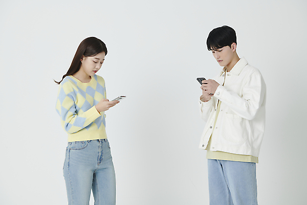 포토 JPG 스튜디오촬영 커플 응시 여자 남자 모바일 들기 상반신 20대 성인 두명 앞모습 옆모습 스마트폰 핸드폰 한국인 연애 온라인 성인만 국내포토 시선 뷰포인트 관계 모션 실내 사람 동양인 청년 전자제품 스마트기기 파일형식