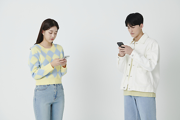 포토 JPG 스튜디오촬영 커플 응시 여자 남자 모바일 들기 상반신 20대 성인 두명 앞모습 옆모습 스마트폰 핸드폰 한국인 연애 온라인 성인만 국내포토 시선 뷰포인트 관계 모션 실내 사람 동양인 청년 전자제품 스마트기기 파일형식