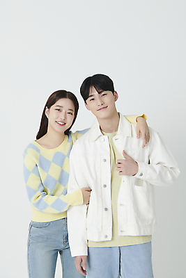 포토 JPG 스튜디오촬영 커플 응시 여자 남자 어깨동무 미소 손짓 상반신 20대 성인 두명 앞모습 팔짱 한국인 연애 성인만 국내포토 시선 뷰포인트 포즈 관계 모션 실내 표정 사람 동양인 청년 파일형식