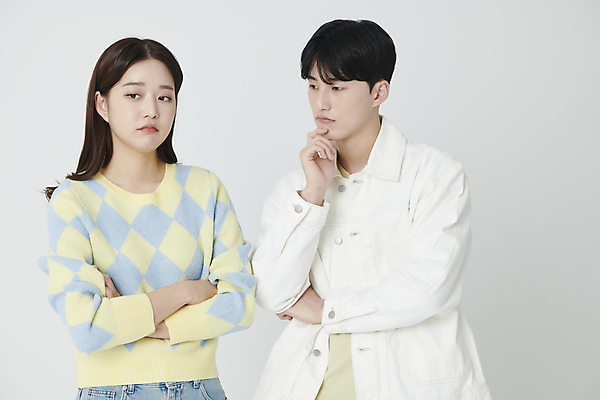 포토 JPG 스튜디오촬영 커플 응시 여자 남자 손짓 상반신 20대 성인 두명 앞모습 팔짱 한국인 찡그림 고민 연애 성인만 국내포토 시선 감정 뷰포인트 관계 모션 실내 표정 사람 동양인 청년 파일형식