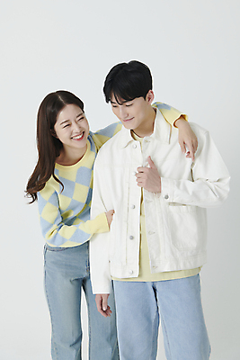 포토 JPG 스튜디오촬영 커플 여자 남자 어깨동무 미소 상반신 20대 성인 두명 앞모습 마주보기 팔짱 한국인 연애 성인만 국내포토 뷰포인트 포즈 관계 모션 실내 표정 사람 동양인 청년 파일형식
