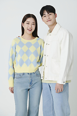 포토 JPG 스튜디오촬영 커플 응시 여자 남자 미소 상반신 20대 성인 두명 앞모습 옆모습 한국인 연애 성인만 국내포토 시선 뷰포인트 관계 실내 표정 사람 동양인 청년 파일형식