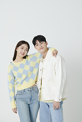 포토 JPG 스튜디오촬영 커플 응시 여자 남자 어깨동무 미소 상반신 20대 성인 두명 앞모습 옆모습 한국인 연애 성인만 국내포토 시선 뷰포인트 포즈 관계 실내 표정 사람 동양인 청년 파일형식