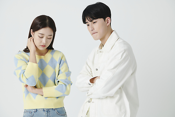 포토 JPG 스튜디오촬영 커플 응시 여자 남자 손짓 상반신 20대 성인 두명 앞모습 옆모습 손들기 팔짱 한국인 고민 연애 성인만 내려보기 국내포토 시선 감정 뷰포인트 관계 모션 실내 사람 동양인 청년 파일형식
