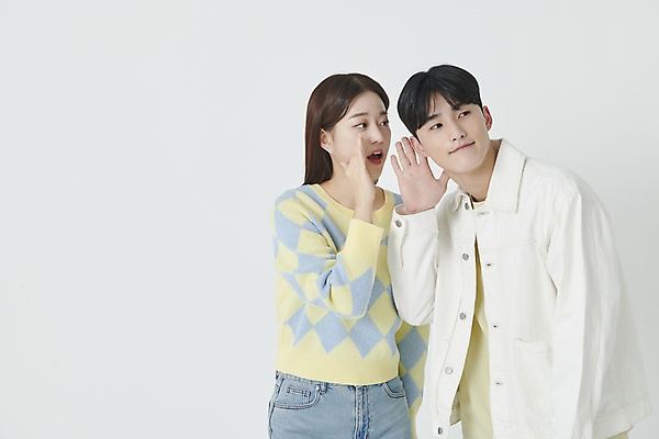 포토 JPG 스튜디오촬영 커플 응시 여자 남자 손짓 상반신 20대 성인 두명 앞모습 손들기 듣기 한국인 귓속말 연애 성인만 국내포토 시선 뷰포인트 관계 모션 실내 사람 동양인 청년 파일형식
