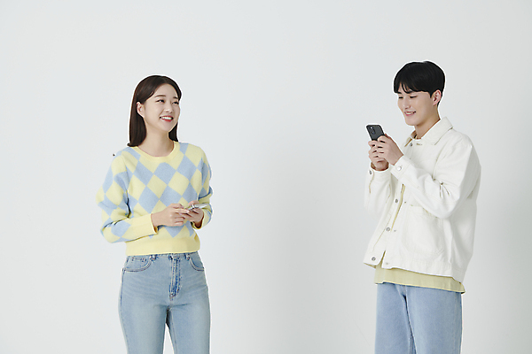 포토 JPG 스튜디오촬영 커플 여자 남자 모바일 미소 들기 상반신 20대 성인 두명 앞모습 옆모습 스마트폰 핸드폰 한국인 연애 온라인 성인만 국내포토 뷰포인트 관계 모션 실내 표정 사람 동양인 청년 전자제품 스마트기기 파일형식