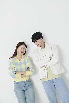 포토 JPG 스튜디오촬영 커플 응시 여자 남자 미소 상반신 20대 성인 두명 앞모습 팔짱 한국인 연애 성인만 국내포토 시선 뷰포인트 관계 모션 실내 표정 사람 동양인 청년 파일형식