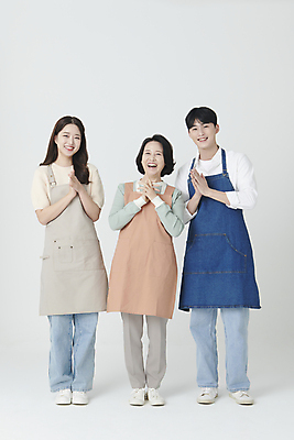 포토 JPG 스튜디오촬영 전신 여자 남자 행복 중년 50대 서기 미소 20대 성인 앞모습 세명 한국인 손모으기 소상공인 국내포토 직업 감정 뷰포인트 모션 실내 표정 사람 동양인 손짓 청년 경제 상인 파일형식