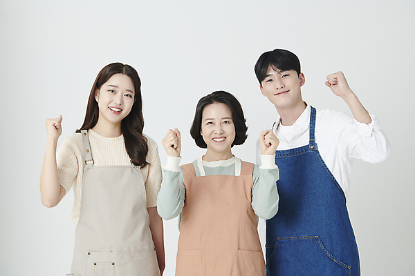 포토 JPG 스튜디오촬영 여자 남자 중년 50대 응원 미소 상반신 20대 성인 앞모습 세명 파이팅 한국인 소상공인 국내포토 직업 뷰포인트 모션 실내 표정 사람 동양인 청년 경제 상인 파일형식