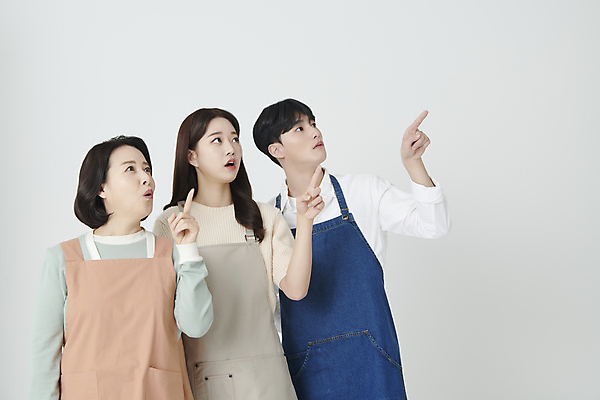 포토 JPG 스튜디오촬영 여자 남자 중년 50대 상반신 20대 성인 앞모습 세명 놀람 한국인 올려보기 가리킴 소상공인 국내포토 직업 감정 뷰포인트 모션 실내 표정 사람 동양인 손짓 청년 경제 상인 파일형식