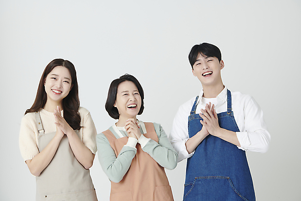 포토 JPG 스튜디오촬영 여자 남자 행복 중년 50대 미소 상반신 20대 성인 앞모습 세명 한국인 손모으기 소상공인 국내포토 직업 감정 뷰포인트 실내 표정 사람 동양인 손짓 청년 경제 상인 파일형식