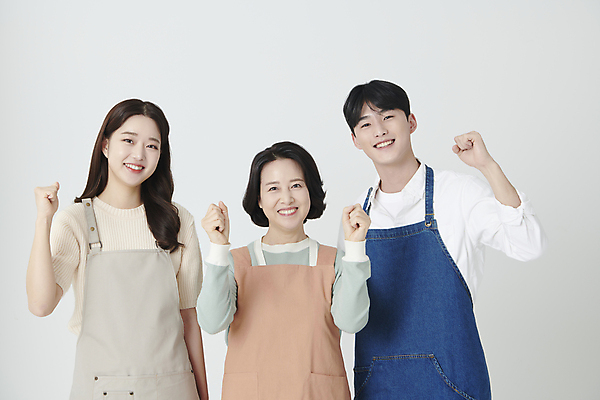 포토 JPG 스튜디오촬영 여자 남자 중년 50대 응원 미소 상반신 20대 성인 앞모습 세명 파이팅 한국인 소상공인 국내포토 직업 뷰포인트 모션 실내 표정 사람 동양인 청년 경제 상인 파일형식