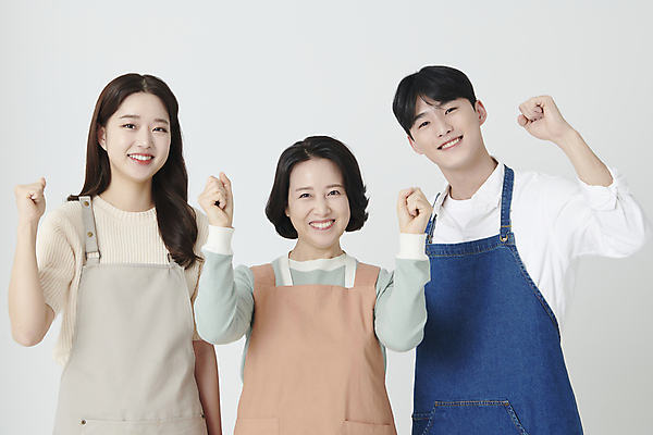 포토 JPG 스튜디오촬영 여자 남자 중년 50대 응원 미소 상반신 20대 성인 앞모습 세명 파이팅 한국인 소상공인 국내포토 직업 뷰포인트 모션 실내 표정 사람 동양인 청년 경제 상인 파일형식