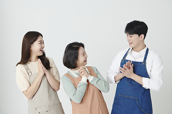 포토 JPG 스튜디오촬영 여자 남자 중년 50대 미소 상반신 20대 성인 앞모습 세명 마주보기 한국인 손모으기 소상공인 국내포토 직업 뷰포인트 모션 실내 표정 사람 동양인 손짓 청년 경제 상인 파일형식