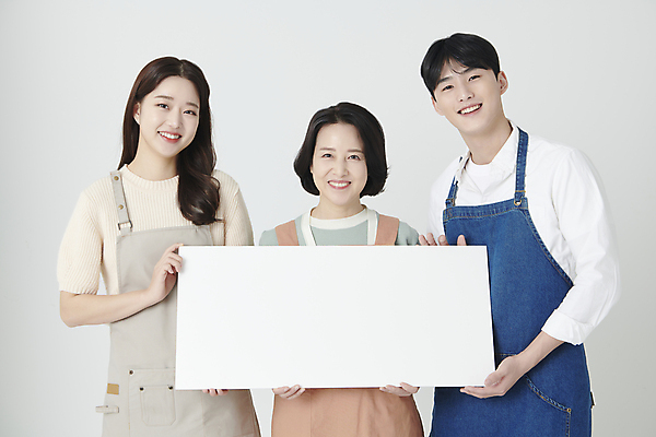 포토 JPG 스튜디오촬영 여자 남자 중년 50대 사각프레임 프레임 미소 들기 상반신 20대 성인 앞모습 세명 사각형 한국인 소상공인 국내포토 도형 직업 뷰포인트 모션 실내 표정 사람 동양인 청년 경제 상인 파일형식