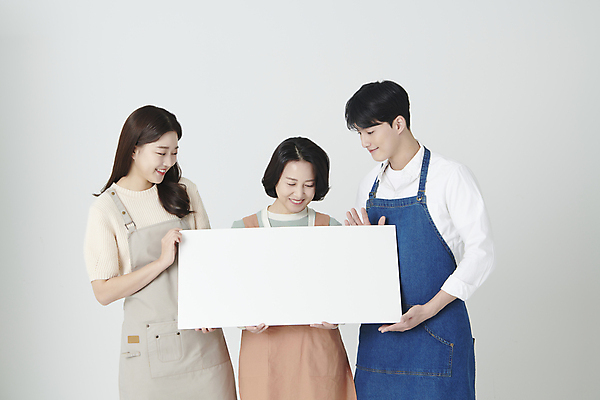 포토 JPG 스튜디오촬영 여자 남자 중년 50대 사각프레임 프레임 미소 들기 상반신 20대 성인 앞모습 세명 사각형 한국인 내려보기 소상공인 국내포토 도형 직업 뷰포인트 모션 실내 표정 사람 동양인 청년 경제 상인 파일형식