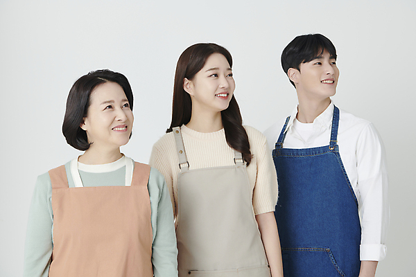 포토 JPG 스튜디오촬영 여자 남자 중년 50대 미소 상반신 20대 성인 앞모습 세명 한국인 올려보기 소상공인 국내포토 직업 뷰포인트 모션 실내 표정 사람 동양인 청년 경제 상인 파일형식