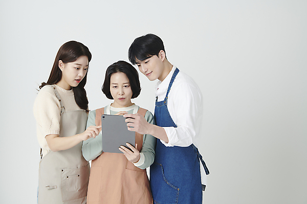 포토 JPG 스튜디오촬영 여자 교육 남자 중년 50대 미소 들기 상반신 20대 성인 앞모습 옆모습 세명 태블릿 한국인 가리킴 소상공인 국내포토 직업 뷰포인트 모션 실내 표정 사람 동양인 손짓 청년 경제 전자제품 스마트기기 상인 파일형식