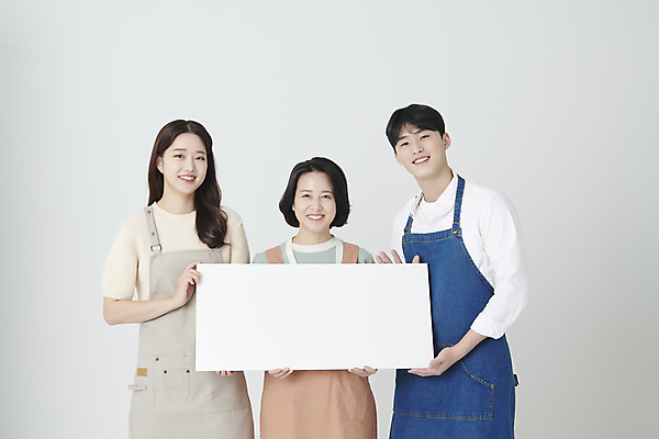 포토 JPG 스튜디오촬영 여자 남자 중년 50대 사각프레임 프레임 미소 들기 상반신 20대 성인 앞모습 세명 사각형 한국인 소상공인 국내포토 도형 직업 뷰포인트 모션 실내 표정 사람 동양인 청년 경제 상인 파일형식