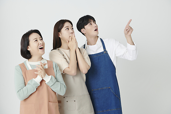 포토 JPG 스튜디오촬영 여자 남자 중년 50대 상반신 20대 성인 앞모습 세명 놀람 한국인 올려보기 가리킴 손모으기 소상공인 국내포토 직업 감정 뷰포인트 모션 실내 표정 사람 동양인 손짓 청년 경제 상인 파일형식