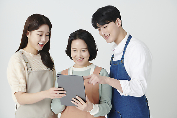 포토 JPG 스튜디오촬영 응시 여자 남자 중년 50대 미소 들기 상반신 20대 성인 앞모습 옆모습 세명 태블릿 한국인 가리킴 소상공인 국내포토 직업 시선 뷰포인트 모션 실내 표정 사람 동양인 손짓 청년 경제 전자제품 스마트기기 상인 파일형식