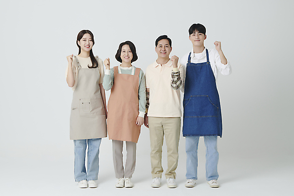 포토 JPG 스튜디오촬영 전신 여자 남자 중년 50대 응원 서기 미소 여러명 20대 성인 앞모습 파이팅 한국인 소상공인 국내포토 직업 뷰포인트 다수 모션 실내 표정 사람 동양인 청년 경제 상인 파일형식