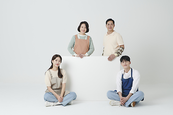 포토 JPG 스튜디오촬영 전신 여자 남자 중년 50대 사각프레임 프레임 서기 여러명 20대 성인 앞모습 옆모습 사각형 한국인 잡기 가부좌 소상공인 국내포토 도형 직업 뷰포인트 다수 모션 실내 사람 앉기 동양인 청년 경제 상인 파일형식