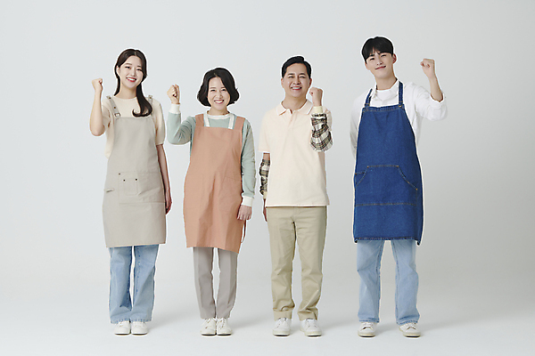 포토 JPG 스튜디오촬영 전신 여자 남자 중년 50대 응원 서기 미소 여러명 20대 성인 앞모습 파이팅 한국인 소상공인 국내포토 직업 뷰포인트 다수 모션 실내 표정 사람 동양인 청년 경제 상인 파일형식