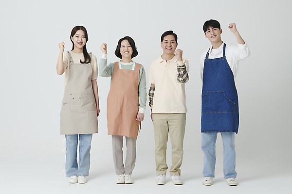 포토 JPG 스튜디오촬영 전신 여자 남자 중년 50대 응원 서기 미소 여러명 20대 성인 앞모습 파이팅 한국인 소상공인 국내포토 직업 뷰포인트 다수 모션 실내 표정 사람 동양인 청년 경제 상인 파일형식