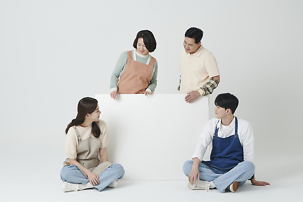 포토 JPG 스튜디오촬영 전신 여자 남자 중년 50대 사각프레임 프레임 서기 미소 여러명 20대 성인 앞모습 마주보기 사각형 한국인 잡기 가부좌 소상공인 국내포토 도형 직업 뷰포인트 다수 모션 실내 표정 사람 앉기 동양인 청년 경제 상인 파일형식