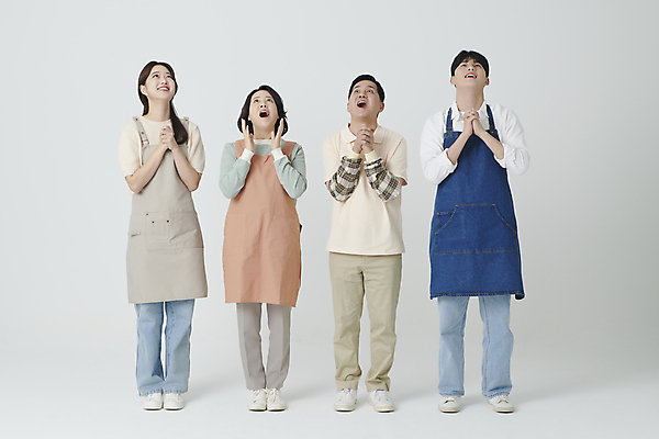 포토 JPG 스튜디오촬영 전신 여자 남자 중년 50대 서기 여러명 20대 성인 앞모습 놀람 한국인 올려보기 손모으기 소상공인 국내포토 직업 감정 뷰포인트 다수 모션 실내 표정 사람 동양인 손짓 청년 경제 상인 파일형식