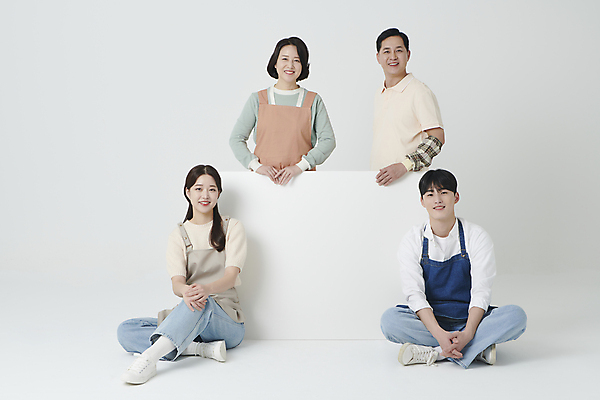 포토 JPG 스튜디오촬영 전신 여자 남자 중년 50대 사각프레임 프레임 서기 여러명 20대 성인 앞모습 옆모습 사각형 한국인 잡기 가부좌 소상공인 국내포토 도형 직업 뷰포인트 다수 모션 실내 사람 앉기 동양인 청년 경제 상인 파일형식