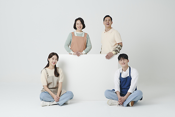 포토 JPG 스튜디오촬영 전신 여자 남자 중년 50대 사각프레임 프레임 서기 미소 여러명 20대 성인 앞모습 옆모습 사각형 한국인 잡기 가부좌 소상공인 국내포토 도형 직업 뷰포인트 다수 모션 실내 표정 사람 앉기 동양인 청년 경제 상인 파일형식