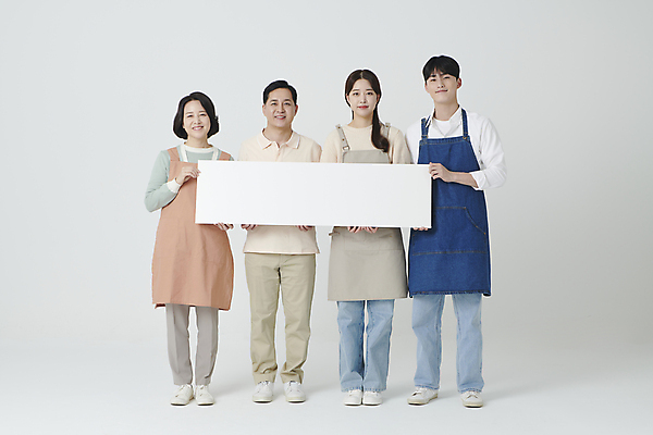 포토 JPG 스튜디오촬영 전신 여자 남자 중년 50대 사각프레임 프레임 서기 미소 들기 여러명 20대 성인 앞모습 사각형 한국인 소상공인 국내포토 도형 직업 뷰포인트 다수 모션 실내 표정 사람 동양인 청년 경제 상인 파일형식