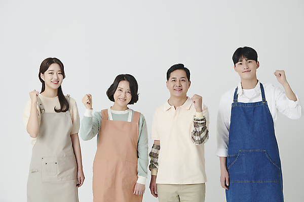 포토 JPG 스튜디오촬영 여자 남자 중년 50대 응원 여러명 상반신 20대 성인 앞모습 손들기 파이팅 한국인 소상공인 국내포토 직업 뷰포인트 다수 모션 실내 사람 동양인 청년 경제 상인 파일형식