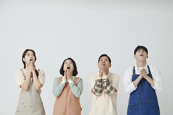 포토 JPG 스튜디오촬영 여자 남자 중년 50대 미소 여러명 상반신 20대 성인 앞모습 놀람 한국인 올려보기 손모으기 소상공인 국내포토 직업 감정 뷰포인트 다수 모션 실내 표정 사람 동양인 손짓 청년 경제 상인 파일형식