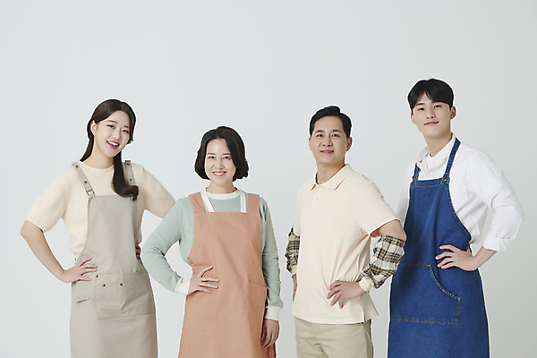 포토 JPG 스튜디오촬영 여자 남자 중년 50대 허리손 미소 여러명 상반신 20대 성인 앞모습 옆모습 한국인 소상공인 국내포토 직업 뷰포인트 포즈 다수 실내 표정 사람 동양인 청년 경제 상인 파일형식